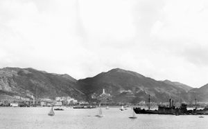 Une vue de l'est de Hong Kong prise du <abbr title='Navire canadien de Sa Majesté'>NCSM</abbr> <em>Prince Robert</em>, 19 novembre 1941. <em>(Bibliothèque et Archives Canada PA-114809)</em>