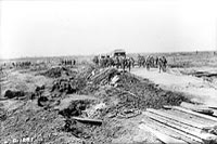 Construction d’une route sur la crête de Vimy, Avril 1917.