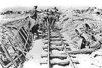 Le premier train à rouler sur la nouvelle voie ferrée construite sur la crête de Vimy, Avril 1917.
