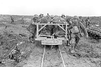Transport de blessés canadiens au poste de secours de campagne. Crête de Vimy, Avril 1917.