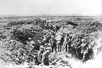 Canadiens consolidant leur position sur la crête de Vimy, Avril 1917.