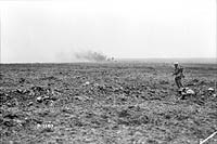 Soldats se mettant à l'abri des explosifs qui détonnent. Crête de Vimy, Avril 1917.