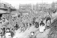 Allemands capturés par les Canadiens sur la crête de Vimy traversant un village français, Mai 1917.