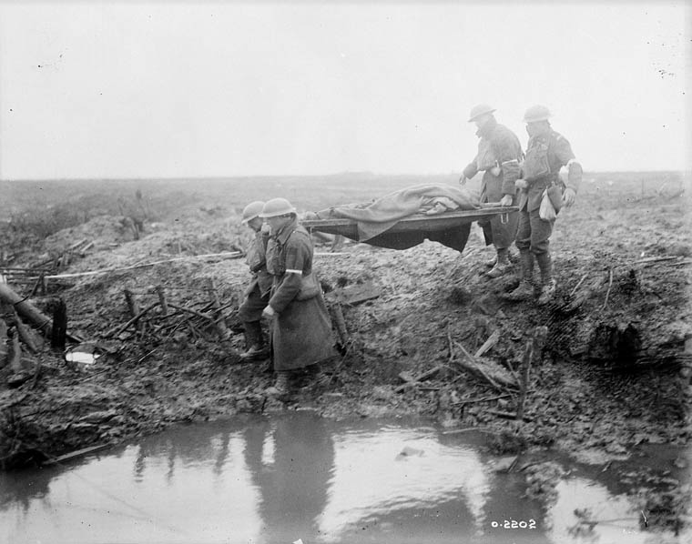Soldat blessé transporté vers l’infirmerie  lors de la bataille de Passchendaele