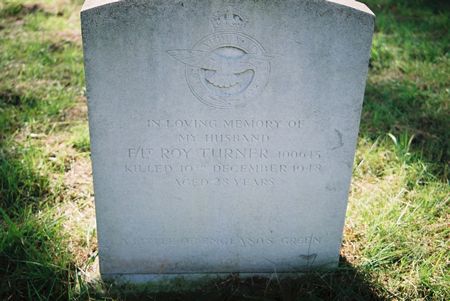 Headstone of F/Lt Roy Turner