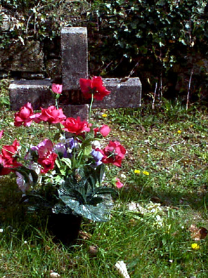 Original headstone prior to replacement in 2003