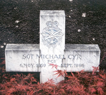 Original headstone prior to replacement in 2002