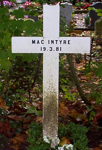 Original headstone prior to replacement in 2002