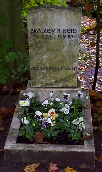 Original headstone prior to replacement in 2002