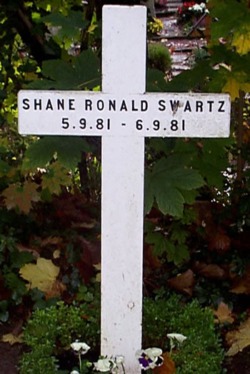 Original headstone prior to replacement in 2002