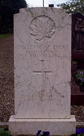 Original headstone prior to replacement in 2002