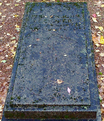 Original headstone prior to replacement in 2002<br>(Photo by Trevor Heavens)