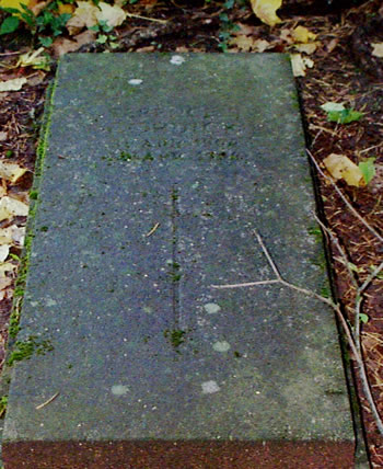 Original headstone prior to replacement in 2002<br>(Photo by Trevor Heavens)