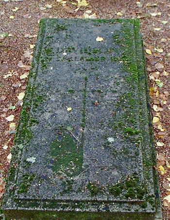 Original headstone prior to replacement in 2002<br>(Photo by Trevor Heavens)