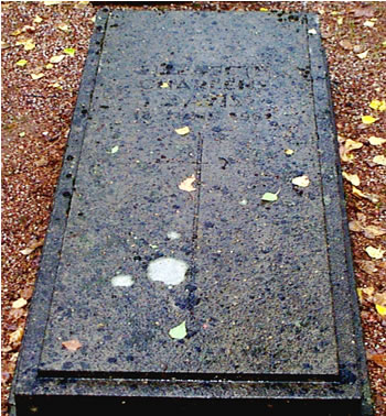 Original headstone prior to replacement in 2002<br>(Photo by Trevor Heavens)