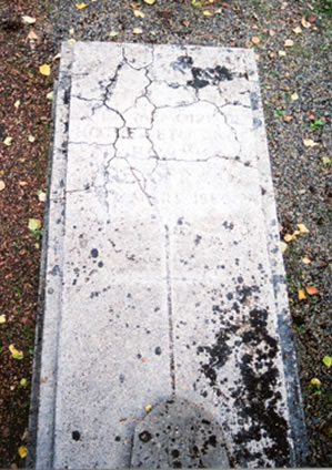 Original headstone prior to replacement in 2002<br>(Photo by Trevor Heavens)