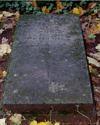 Original headstone prior to replacement in 2002<br>(Photo by Trevor Heavens)