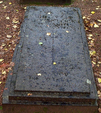 Original headstone prior to replacement in 2002<br>(Photo by Trevor Heavens)