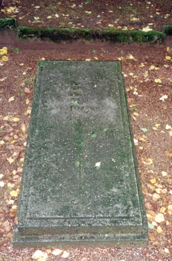 Original headstone prior to replacement in 2002<br>(Photo by Trevor Heavens)