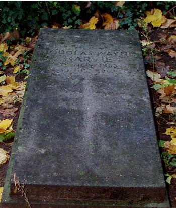 Original headstone prior to replacement in 2002<br>(Photo by Trevor Heavens)