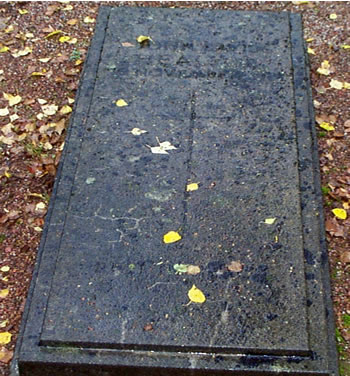 Original headstone prior to replacement in 2002<br>(Photo by Trevor Heavens)