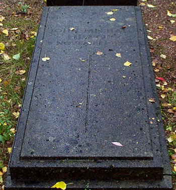 Original headstone prior to replacement in 2002<br>(Photo by Trevor Heavens)