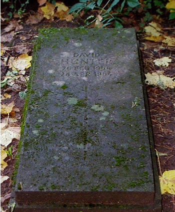 Original headstone prior to replacement in 2002<br>(Photo by Trevor Heavens)