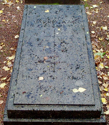 Original headstone prior to replacement in 2002<br>(Photo by Trevor Heavens)