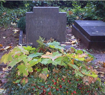 Original headstone prior to replacement in 2002<br>(Photo by Trevor Heavens)