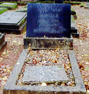 Original headstone prior to replacement in 2002<br>(Photo by Trevor Heavens)