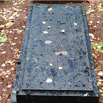 Original headstone prior to replacement in 2002<br>(Photo by Trevor Heavens)