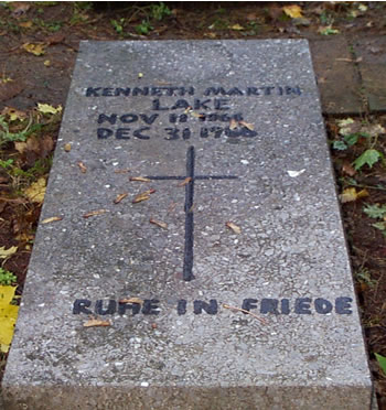 Original headstone prior to replacement in 2002<br>(Photo by Trevor Heavens)