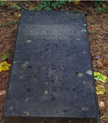 Original headstone prior to replacement in 2002<br>(Photo by Trevor Heavens)