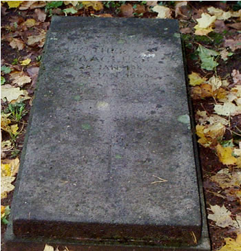 Original headstone prior to replacement in 2002<br>(Photo by Trevor Heavens)