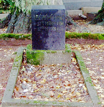 Original headstone prior to replacement in 2002<br>(Photo by Trevor Heavens)