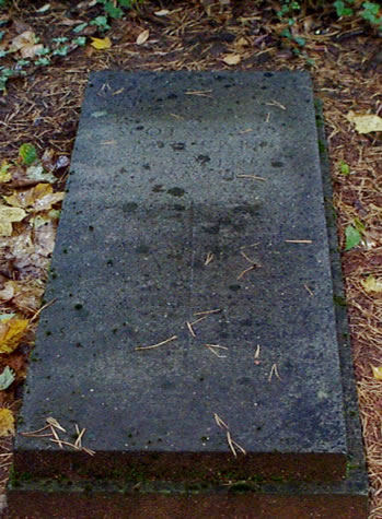 Original headstone prior to replacement in 2002<br>(Photo by Trevor Heavens)