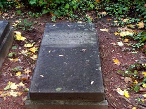 Original headstone prior to replacement in 2002<br>(Photo by Trevor Heavens)