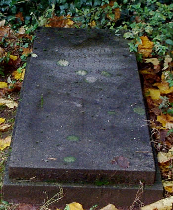 Original headstone prior to replacement in 2002<br>(Photo by Trevor Heavens)