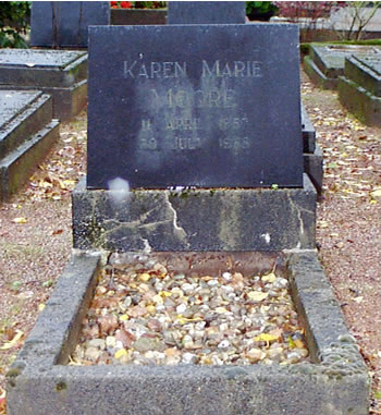 Original headstone prior to replacement in 2002<br>(Photo by Trevor Heavens)