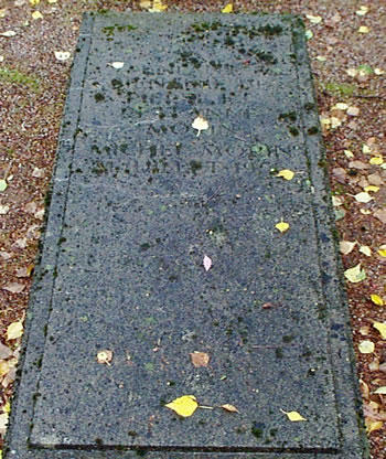 Original headstone prior to replacement in 2002<br>(Photo by Trevor Heavens)