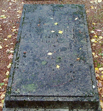 Original headstone prior to replacement in 2002<br>(Photo by Trevor Heavens)