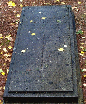 Original headstone prior to replacement in 2002<br>(Photo by Trevor Heavens)