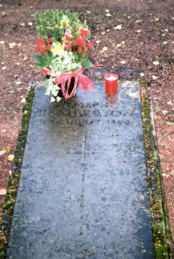 Original headstone prior to replacement in 2002<br>(Photo by Trevor Heavens)