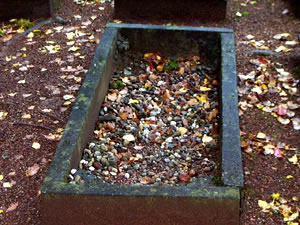 Original headstone prior to replacement in 2002<br>(Photo by Trevor Heavens)