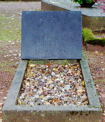 Original headstone prior to replacement in 2002<br>(Photo by Trevor Heavens)