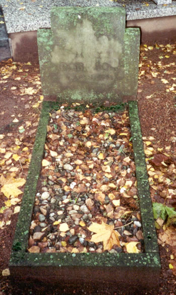 Original headstone prior to replacement in 2002<br>(Photo by Trevor Heavens)