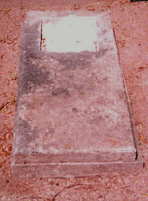 Original headstone prior to replacement in 2002<br>(Photo by Trevor Heavens)