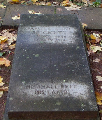 Original headstone prior to replacement in 2002<br>(Photo by Trevor Heavens)