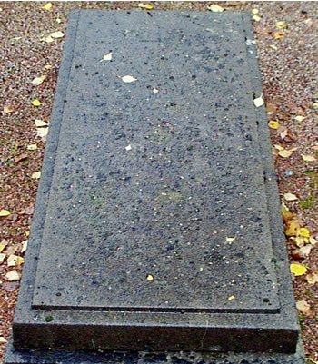 Original headstone prior to replacement in 2002<br>(Photo by Trevor Heavens)