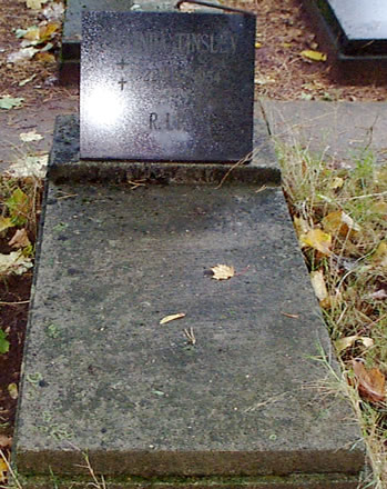 Original headstone prior to replacement in 2002<br>(Photo by Trevor Heavens)